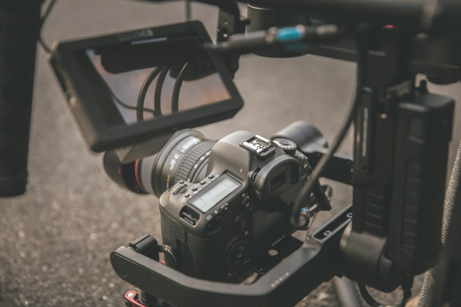 Postazione di editing video professionale con monitor e strumenti di montaggio